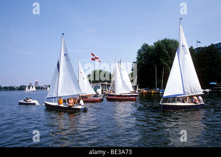 La voile sur le lac Alster extérieur, ville hanséatique de Hambourg, Allemagne, Europe Banque D'Images