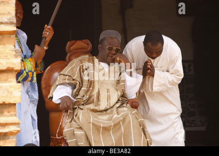 Le Sultan Ibrahim Mbombo Njoya devant le palais du Sultan, la tenue d'une audience, Foumban, Cameroun, Afrique Banque D'Images