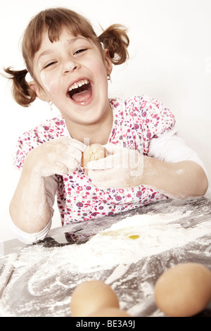 Six-year-old girl baking Banque D'Images