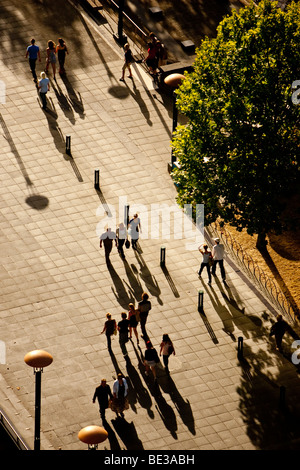 Les gens voyaient d'en haut dans l'ombre et silhouette Banque D'Images