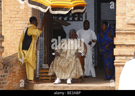 Le Sultan Ibrahim Mbombo Njoya devant le palais du Sultan, la tenue d'une audience, Foumban, Cameroun, Afrique Banque D'Images