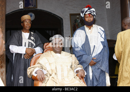 Le Sultan Ibrahim Mbombo Njoya, devant le palais du Sultan, l'auditoire avec le Sultan, Foumban, Cameroun, Afrique Banque D'Images