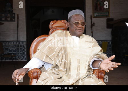 Le Sultan Ibrahim Mbombo Njoya devant le palais du Sultan, la tenue d'une audience, Foumban, Cameroun, Afrique Banque D'Images