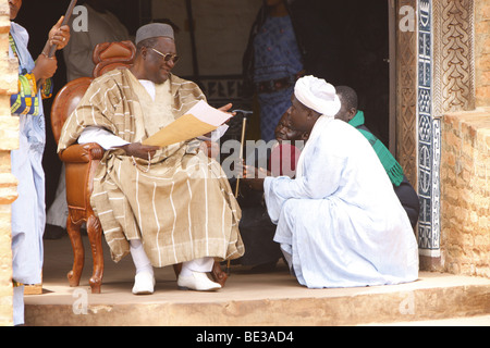 Le Sultan Ibrahim Mbombo Njoya devant le palais du Sultan, la tenue d'une audience, Foumban, Cameroun, Afrique Banque D'Images