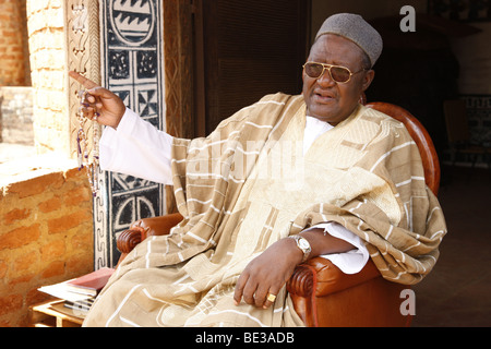 Le Sultan Ibrahim Mbombo Njoya devant le palais du Sultan, la tenue d'une audience, Foumban, Cameroun, Afrique Banque D'Images