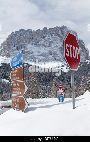 La signalisation routière, Sassolungo mountain, Val Gardena, Dolomites, Tyrol du Sud, Italie, Trentin-Haut-Adige Banque D'Images