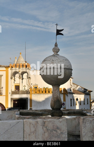 Fontaine Renaissance au Largo das Portas de Moura square, Evora, UNESCO World Heritage Site, Alentejo, Portugal, Europe Banque D'Images