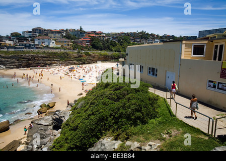 Vue sur la plage de Tamarama Surf Club et sur le sentier de la falaise Coofee Bondi. Sydney, New South Wales, Australia Banque D'Images