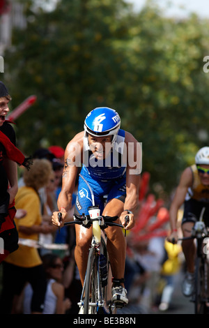 Le Triathlon, Chris Mc Cormack, l'Australie, en vélo route, de la piste dans la section intitulée 'l'enfer', dans Höchstadt, Ironman Allemagne, F Banque D'Images