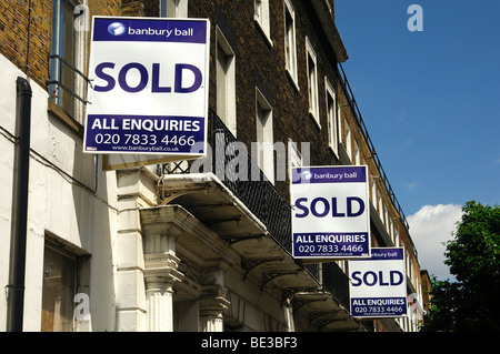 "Vieux" signes de la balle Banbury agents immobiliers à un bâtiment, Londres, Royaume-Uni, Europe Banque D'Images