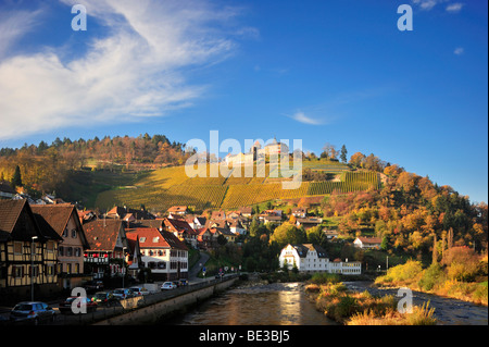 La rivière Murg et Château Eberstein, vue sur le village de Gernsbach, Obertsrot, Forêt-Noire, Bade-Wurtemberg, Allemagne, Europe Banque D'Images