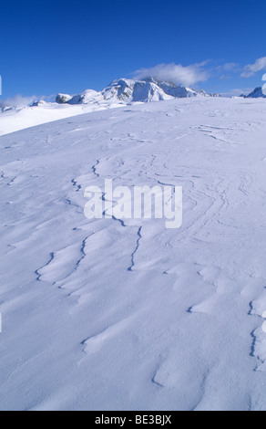 Les amoncellements de neige en face de la Croda Rossa, Mt Hohe Gaisl, 3146m, Ampezzo Dolomites, Italie, Europe Banque D'Images