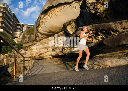 Tôt le matin, jogger sur le chemin côtier de Bondi à Coogee. Sydney, New South Wales, Australia Banque D'Images
