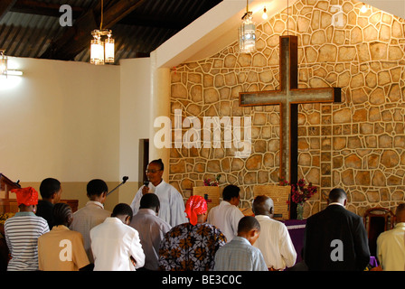 Service de l'église dans le Utondolo la cathédrale luthérienne, Lushoto, Tanzania, Africa Banque D'Images