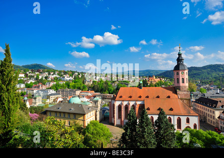 Vue panoramique de la ville avec l'église, Baden-Baden, Forêt-Noire, Bade-Wurtemberg, Allemagne, Europe Banque D'Images