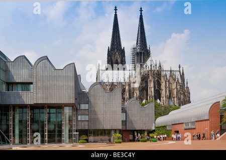 Avis de Heinrich-Boell-Square, le musée Ludwig et la cathédrale, Cologne, Rhénanie du Nord-Westphalie, Allemagne, Europe Banque D'Images