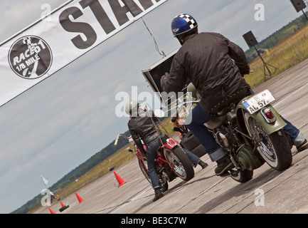 Les motocyclistes au début de la course 61 Road Runner dans Finowfurt, Brandenburg, Germany, Europe Banque D'Images