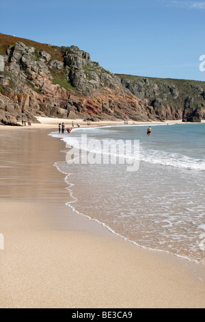 Plage de Porthcurno et Pedn Vounder beach sur une marée basse, Cornwall UK. Banque D'Images