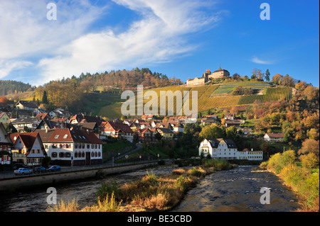 La rivière Murg et Château Eberstein, vue sur le village de Gernsbach, Obertsrot, Forêt-Noire, Bade-Wurtemberg, Allemagne, Europe Banque D'Images