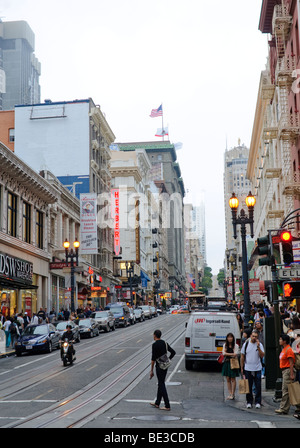 Pistes de téléphérique de Powell Street Herbert Hotel Chancellor Hotel San Francisco Californie // SAN FRANCISCO, Californie — Powell Street à San Francisco présente des pistes de téléphérique emblématiques qui descendent en son centre. La rue animée est bordée de bâtiments historiques, de boutiques et d'hôtels de premier plan, dont le Herbert Hotel et le Chancellor Hotel. Powell Street est un élément essentiel du réseau de téléphériques de San Francisco, un monument historique national et le dernier réseau manuel au monde. La rue est remplie de piétons et de véhicules, capturant l'atmosphère urbaine vibrante de la ville. Banque D'Images