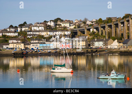 Royal Albert Bridge et Tamar River contre Saltash Saltash, Riverside, Plymouth, Passage entre Cornwall et du Devon, Angleterre, Banque D'Images