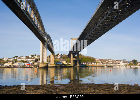 Royal Albert Bridge et pont Tamar Tamar River avec contre Saltash riverside de Saltash Passage, Plymouth, entre Cornwal Banque D'Images