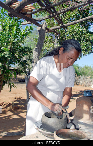 Les Indiens Mayo woman making clay pot dans son village près de El Fuerte, Sinaloa, Mexique Banque D'Images