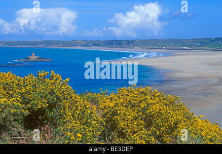 Saint Ouen's Bay avec La Rocco Tower, île de Jersey, Channel Islands Banque D'Images