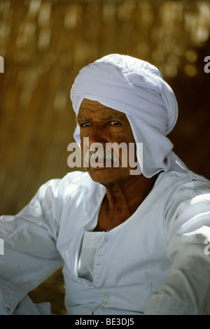 En costume traditionnel bédouin, égyptienne, de l'habillement, portrait, Dschjellahba, Jelleba, barbe, fierté, lin, blanc, arabe, l'Égypte, un Banque D'Images