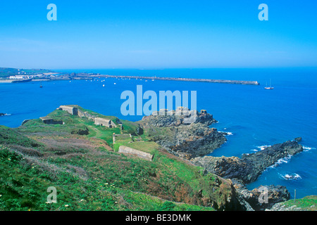 Braye Harbour avec brise-lames et Roselle, batterie de l'île d'Aurigny, Channel Islands Banque D'Images