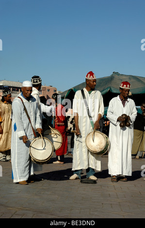 Danseurs et musiciens Berbères marocains en place Djemaa El-Fna ou Place Djemaa El Fna Marrakech Maroc Banque D'Images