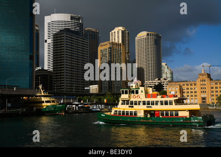 Un ferry en croisières Sydney Circular Quay. Sydney, New South Wales, Australia Banque D'Images