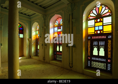 Chambre décorée dans le centre historique Al-Kaff Schaa adobe Palais Isch, ville sainte de Tarim, Wadi Hadramaout, au Yémen, en Arabie, au sud-ouest comme Banque D'Images