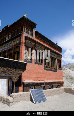 Thikse Monastery, panneaux solaires avec une lampe, le Ladakh, le Jammu-et-Cachemire, l'Inde du Nord, Himalaya, Asie Banque D'Images