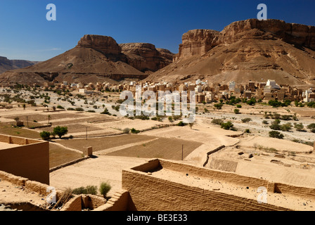 Adobe historique vieille ville de Al Hajjaryn, Wadi Doan, Hadramaout, au Yémen, en Arabie, en Asie du Sud-Ouest Banque D'Images