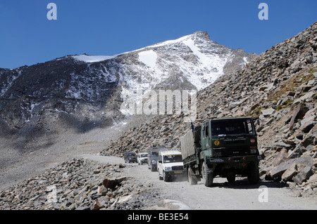 La conduite d'un convoi militaire dans la zone de conflit pakistanais-Indian-Chinese au Khardong, Pass, Leh, Ladakh, Inde, Himalaya, un Banque D'Images