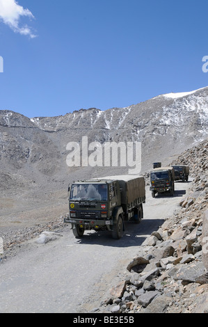 La conduite d'un convoi militaire dans la zone de conflit pakistanais-Indian-Chinese au Khardong, Pass, Leh, Ladakh, Inde, Himalaya, un Banque D'Images