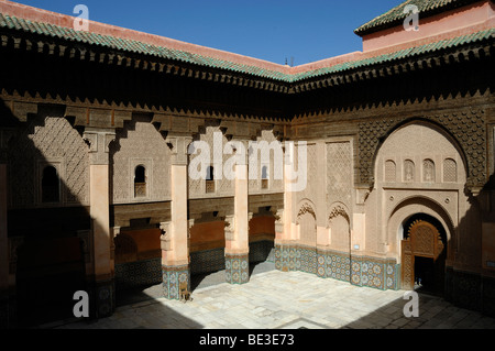 Cour principale de la Madrasa Ben Yousef (1564-65), Ali Ben Youssef Medersa, Medresse ou École coranique islamique, Marrakech, Maroc Banque D'Images