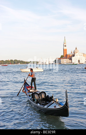 Prendre une gondole pour tourisme un tour de bateau en face de l'île de San Giorgio Maggiore,Venise, Banque D'Images