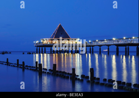 Pier dans la station balnéaire de Heringsdorf, au crépuscule, l'île d'Usedom, Mecklembourg-Poméranie-Occidentale, Allemagne, Europe Banque D'Images