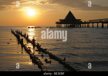 Pier dans la station balnéaire de Heringsdorf, au lever du soleil, l'île d'Usedom, Mecklembourg-Poméranie-Occidentale, Allemagne, Europe Banque D'Images