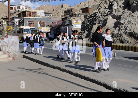 Ecolières portant des uniformes scolaires qui sortent de l'école, Leh, Ladakh, Inde, Himalaya, Asie Banque D'Images