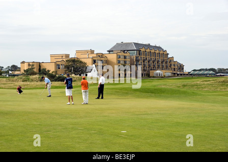 Les golfeurs holing out sur le 17ème green du Old Course à St Andrews en Écosse avec le Old Course Hotel dans le backtround Banque D'Images