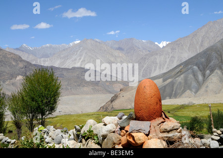 La pierre rouge, symbole animistes pour garder les fantômes à l'écart du village, oasis de montagne Khalsar, 4000 AMSL, Khardongla Pass, Ladakh, JE Banque D'Images