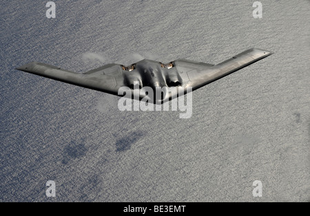 Un B-2 Spirit vole au-dessus de l'océan Pacifique. Banque D'Images