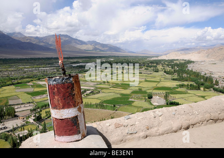 Thikse Monastery, photo aérienne de la vallée de l'Indus, fleuve oasis avec les champs d'orge, de l'irrigation, de fermes et de désert montagneux, Bud Banque D'Images