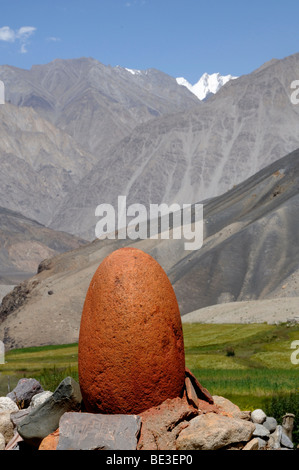 La pierre rouge, symbole animistes pour garder les fantômes à l'écart du village, oasis de montagne Khalsar, 4000 AMSL, Khardongla Pass, Ladakh, JE Banque D'Images