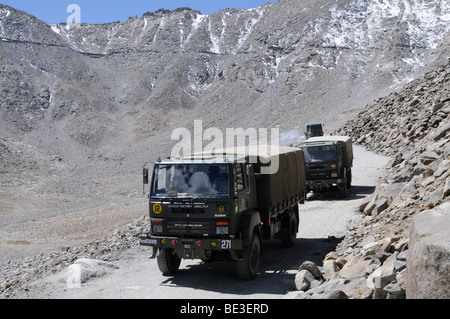 La conduite d'un convoi militaire dans la zone de conflit pakistanais-Indian-Chinese au Khardong, Pass, Leh, Ladakh, Inde, Himalaya, un Banque D'Images