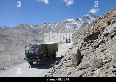 La conduite d'un convoi militaire dans la zone de conflit pakistanais-Indian-Chinese au Khardong, Pass, Leh, Ladakh, Inde, Himalaya, un Banque D'Images