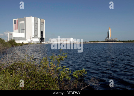 Vue de l'ensemble du bassin, la navette spatiale Atlantis vers la rampe de lancement. Banque D'Images